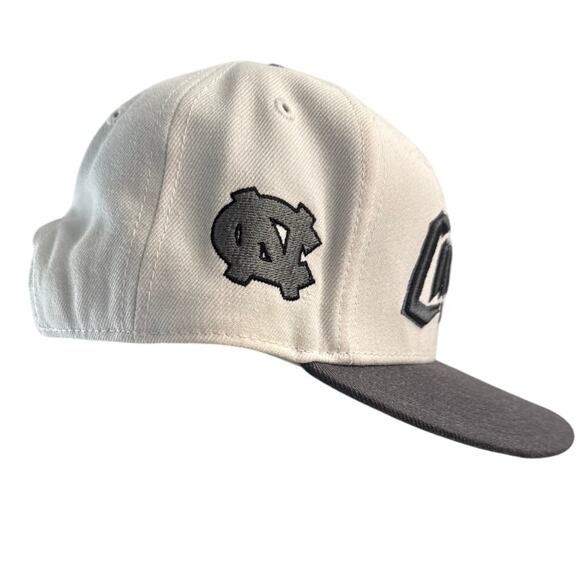 North Carolina 2011 CWS Snap Back Sports Cap Size OS in Cream and Gray - Picture 4 of 8